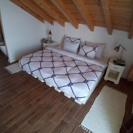 Captain'S Attic Račišće Esterno foto